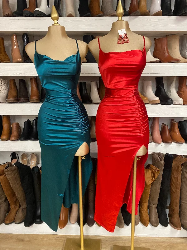 Halter Neck Women Dress to Show Off the Shoulders and NecklineCowl Neck Ruched Dress